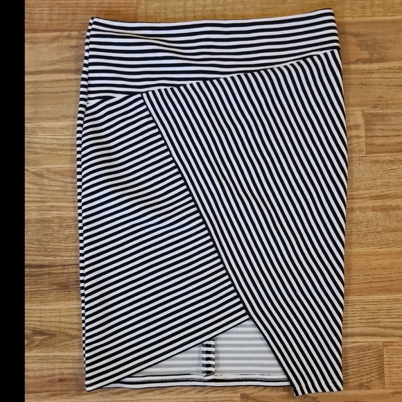 Forever 21 Plus Origami Hem Striped skirt - Picture 7 of 8